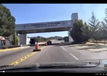 Policías Preventivos “piden para el refresco” a viajeros en las UNIRSE de Villa de Cos y Sombrerete